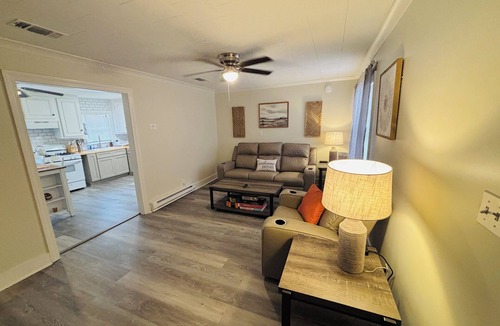 Hattiesburg House | Quaint, updated, clean and conveniently located 2-bedroom Mid-town hub city home