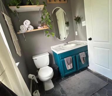 Kyle House | Quaint & Vivacious Room-Queen