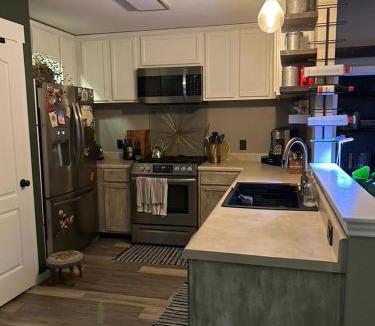 Kyle House | Quaint & Vivacious Room-Queen