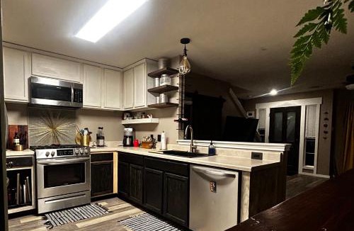 Kyle House | Quaint & Vivacious Room-Queen
