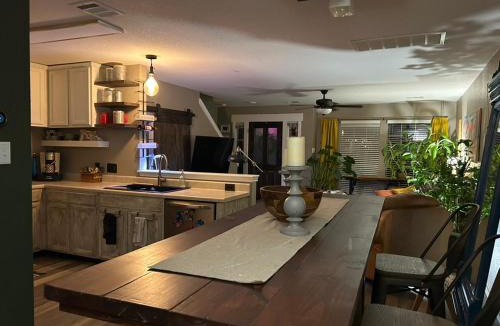Kyle House | Quaint & Vivacious Room-Queen
