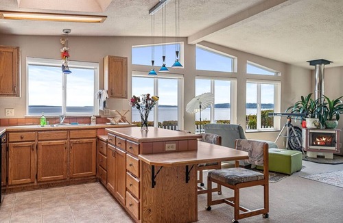 Kingston House | Quaint Waterfront stay on Puget Sound