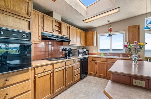 Kingston House | Quaint Waterfront stay on Puget Sound