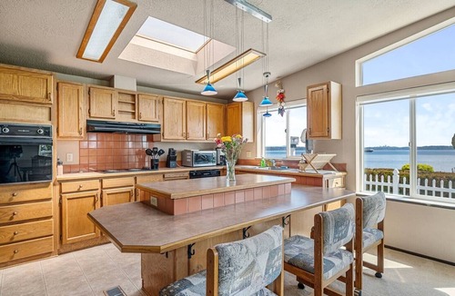 Kingston House | Quaint Waterfront stay on Puget Sound