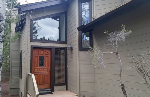 Pinetop Villa | Quality Hill Resort Villa, private garage with remote, deck and barbecue