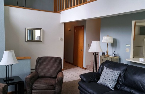 Pinetop Villa | Quality Hill Resort Villa, sleeps 6, fully equipped kitchen, dining room
