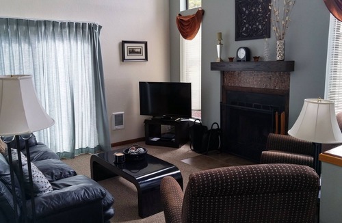 Pinetop Villa | Quality Hill Resort Villa, sleeps 6, fully equipped kitchen, dining room