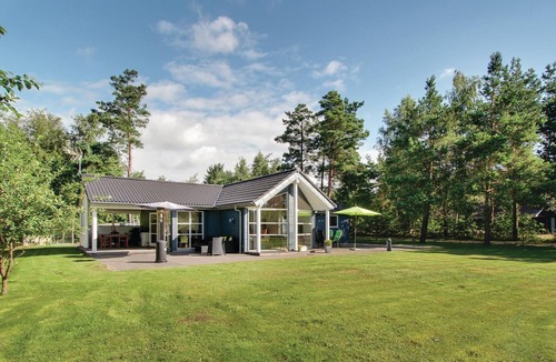 Øksenmølle House | Quality holiday home with three good bedrooms and a large luxury bathroom.