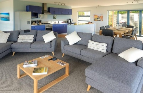 Ngaio Bay House | Quality home with stunning beach and magic views