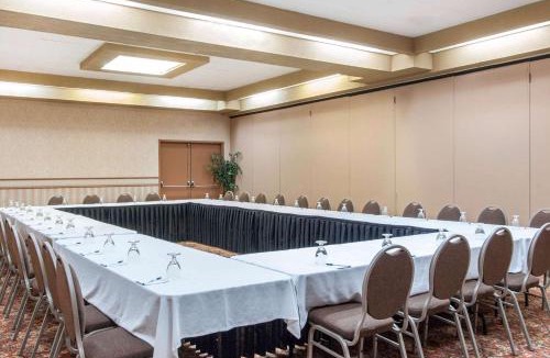 Gander Hotel | Quality Hotel & Suites