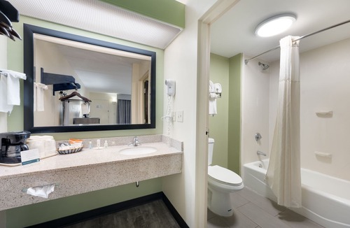 Irondale Hotel | Quality Inn Airport - Southeast