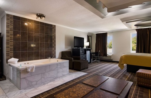 Fox Valley Hotel | Quality Inn Aurora - Naperville Area