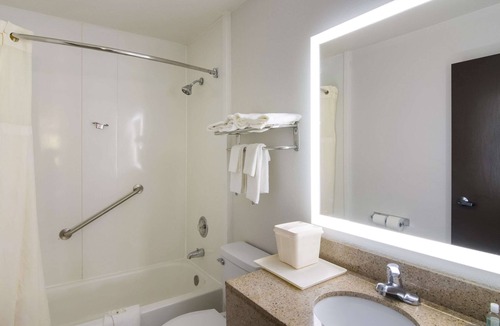Fox Valley Hotel | Quality Inn Aurora - Naperville Area