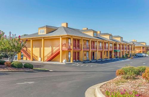 Bessemer Hotel | Quality Inn Bessemer I-20 exit 108