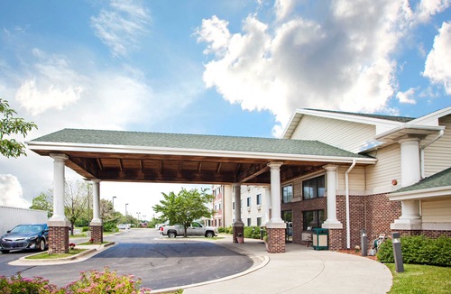 Bolingbrook Hotel | Quality Inn Bolingbrook I-55
