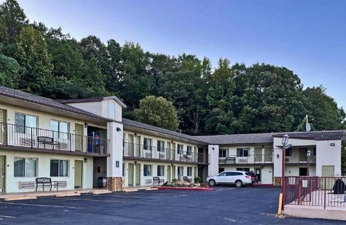 Clinton Hotel | Quality Inn Clinton North