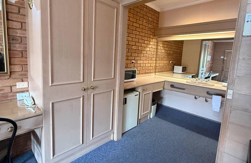 Golden Square Hotel | Quality Inn Colonial