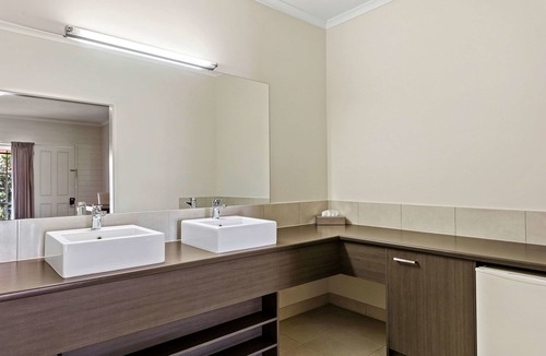 Golden Square Hotel | Quality Inn Colonial