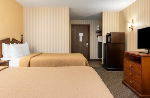 Gaylord Hotel | Quality Inn Dbl Queen Room + Pool, Gym & Breakfast