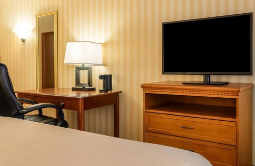 Gaylord Hotel | Quality Inn Dbl Queen Room + Pool, Gym & Breakfast