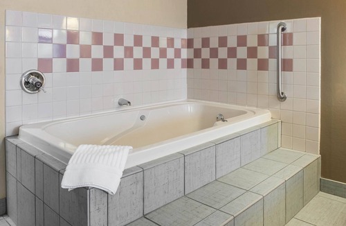 Defiance Hotel | Quality Inn Defiance