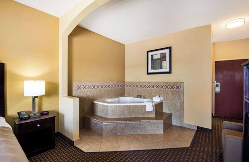 Berwick Hotel | Quality Inn Des Moines North