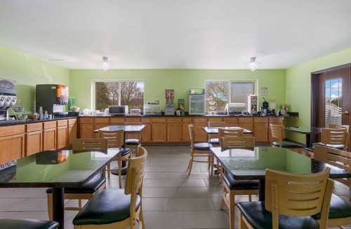 Newville Hotel | Quality Inn Edgerton