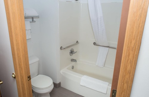 Newville Hotel | Quality Inn Edgerton