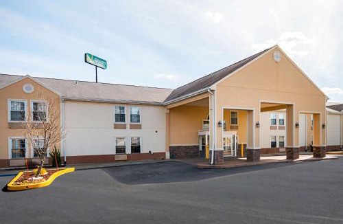 Kingmont Hotel | Quality Inn Fairmont