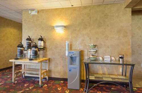 Fairmont Hotel | Quality Inn Fairmont