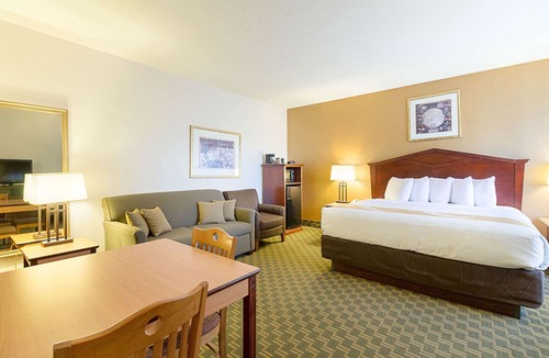 Fairmont Hotel | Quality Inn Fairmont