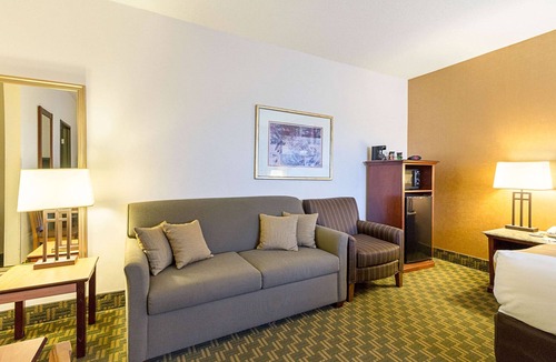Fairmont Hotel | Quality Inn Fairmont
