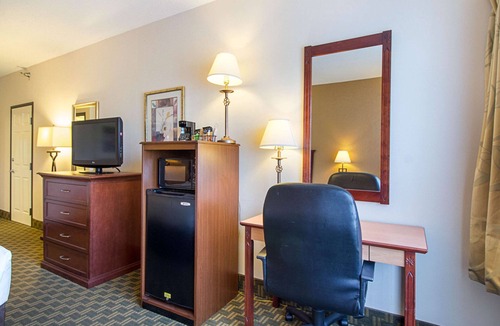Fairmont Hotel | Quality Inn Fairmont