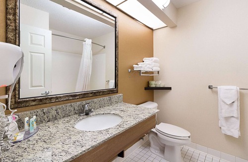 Fairmont Hotel | Quality Inn Fairmont