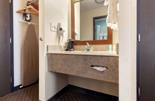 Hays Hotel | Quality Inn Hays I-70