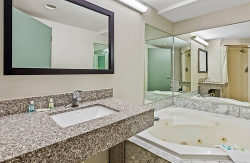 Hillsville Hotel | Quality Inn Hillsville