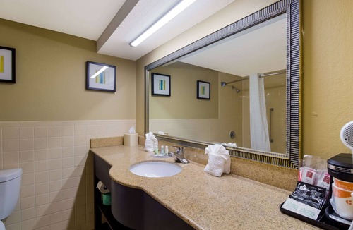 North Shore Hotel | Quality Inn Houston East I-10