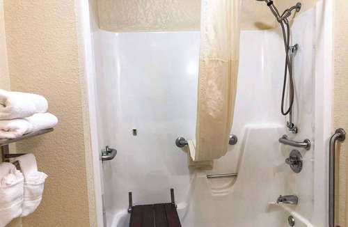 Topeka Hotel | Quality Inn I-70 at Wanamaker