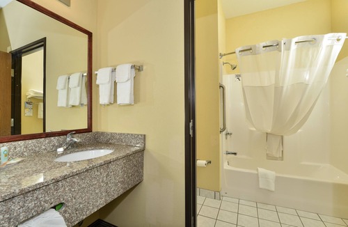 Joplin Hotel | Quality Inn Joplin I-44