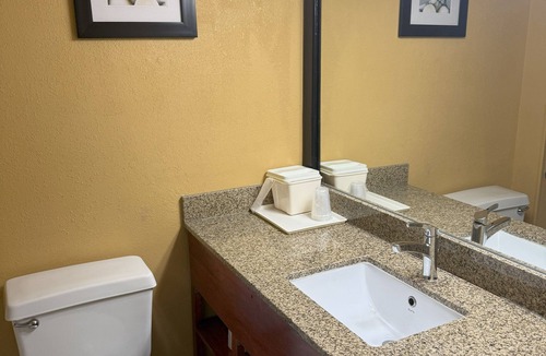 Manitowoc Hotel | Quality Inn Manitowoc