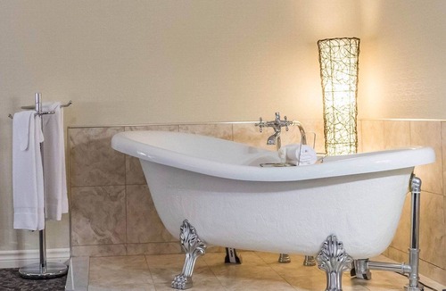 Mont-Laurier Hotel | Quality Inn Mont-Laurier