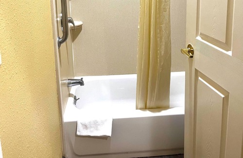 Montgomery Hotel | Quality Inn Montgomery - Lake Conroe