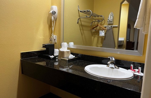 Montgomery Hotel | Quality Inn Montgomery - Lake Conroe