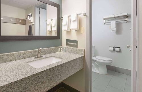 Newton Hotel | Quality Inn Newton at I-80