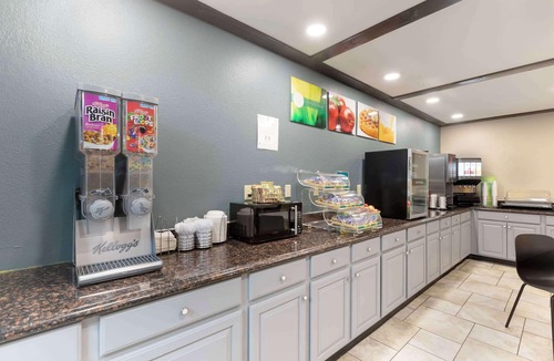 Newton Hotel | Quality Inn Newton at I-80