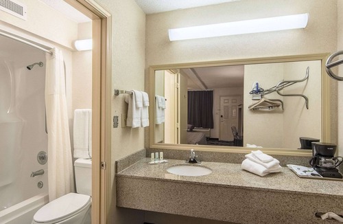 Flowery Branch Hotel | Quality Inn Oakwood - Gainesville