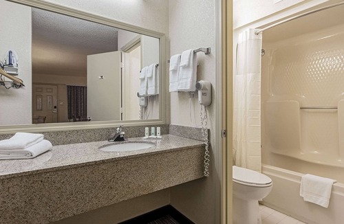 Flowery Branch Hotel | Quality Inn Oakwood - Gainesville