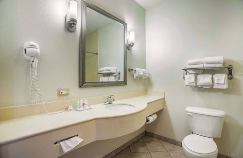 Parsons Hotel | Quality Inn Parsons North