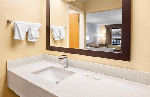 Perry Hotel | Quality Inn Perry - National Fairgrounds Area