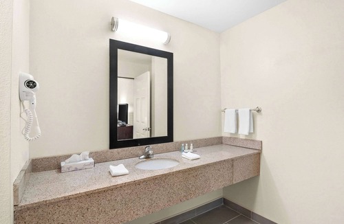Queensbury Hotel | Quality Inn Queensbury - Lake George Area